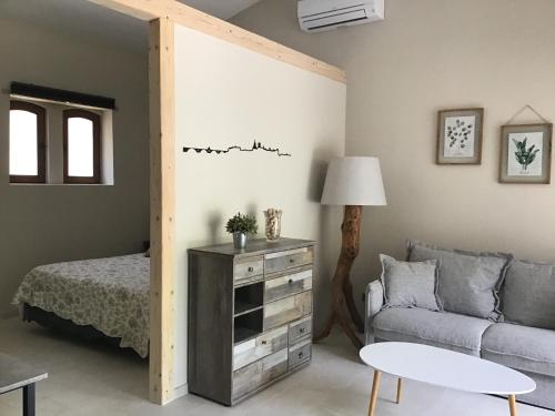 un soggiorno con divano e letto di Le Verger a Gordes