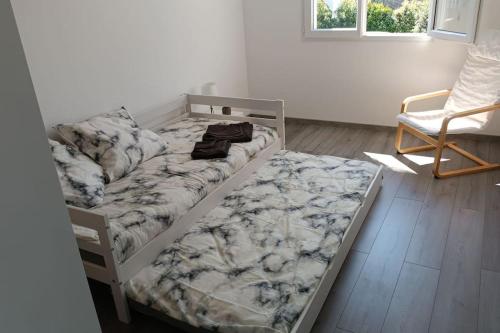 Bett in einem Zimmer mit Kissen darauf in der Unterkunft Villa neuve entre Lac & Montagne in Thonon-les-Bains