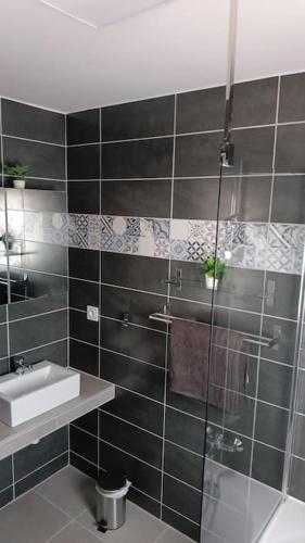 une salle de bain avec un lavabo et une douche en verre dans l'établissement Villa neuve entre Lac & Montagne, à Thonon-les-Bains