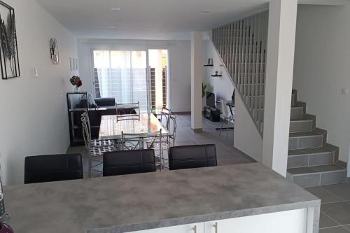 eine Küche und ein Wohnzimmer mit einem Tisch und Stühlen in der Unterkunft Villa neuve entre Lac & Montagne in Thonon-les-Bains