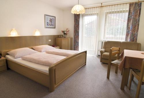 Un pat sau paturi într-o cameră la Pension Schwaiger