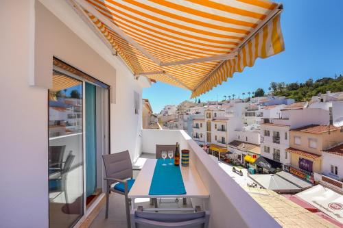 a balcony with a table and chairs and a view at Apartment Feliz in Carvoeiro