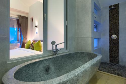 una bañera en un baño con dormitorio en Villa Monsoon, en Nathon Bay