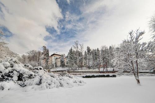 Hotel Prezydent Krynica Zdrój зимой
