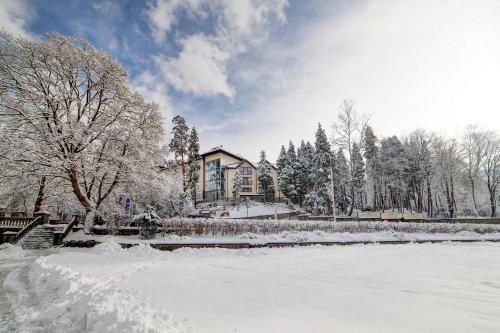Hotel Prezydent Krynica Zdrój зимой