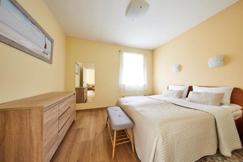 1 dormitorio con 1 cama grande y vestidor en LUNA Marijampole, en Marijampolė