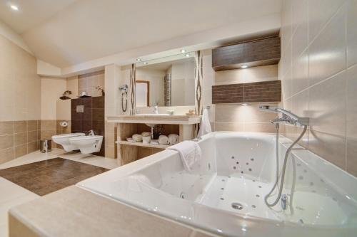 Ванная комната в Hotel Prezydent Krynica Zdrój