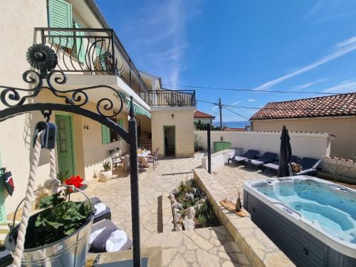 Holiday house Marea with jacuzzi