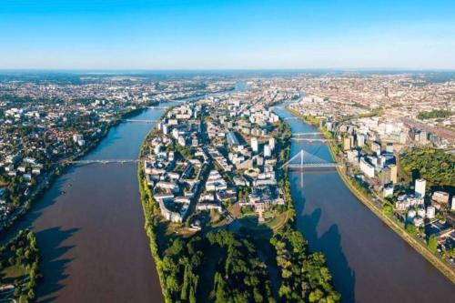 Een luchtfoto van Appartement charmant et calme en bord de Loire.
