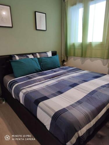 une chambre avec un grand lit avec des draps bleus et blancs dans l'établissement Appartement charmant et calme en bord de Loire., à Nantes