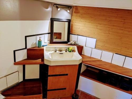 Kuchyň nebo kuchyňský kout v ubytování Maison mitoyenne avec terrasse, animaux admis, au centre de Le Palais - FR-1-418-136