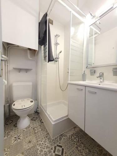 une salle de bain avec toilettes, douche et lavabo dans l'établissement Au bord de l'eau, Profitez d'un moment de calme !, à Gruissan