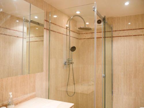 um chuveiro com uma porta de vidro na casa de banho em Appartement Le Palais, 2 pièces, 6 personnes - FR-1-418-177 em Le Palais