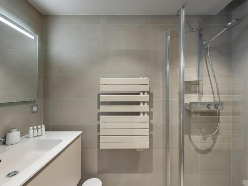 une salle de bain avec une douche, des toilettes et un lavabo dans l'établissement Appartement cosy à Megève avec piscine, sauna et accès facile au centre ville - FR-1-569-53, à Megève