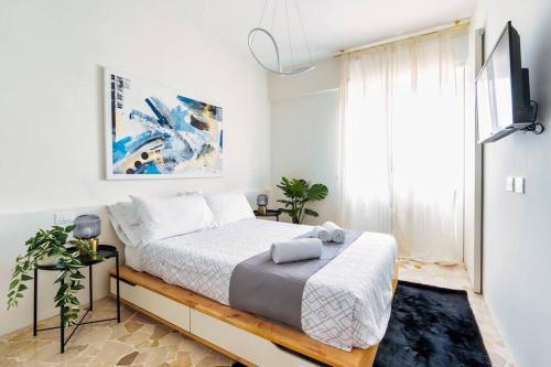 ein Schlafzimmer mit einem Bett und einem großen Fenster in der Unterkunft Art House - You're home in Porta Venezia in Mailand