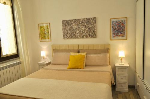 a bedroom with a bed with a yellow pillow on it at B&B Rosa dei Venti in Santa Teresa Gallura