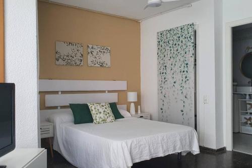 Posteľ alebo postele v izbe v ubytovaní Fully-equipped, ideal beach-front apartment