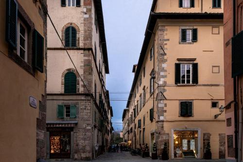 an alley in an old town with buildings at Grand Universe La Residenza in Lucca