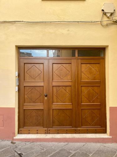 a large wooden garage door on a building at SASSARI-CENTRO Elegante Appartamento con WiFi e Netflix in Sassari