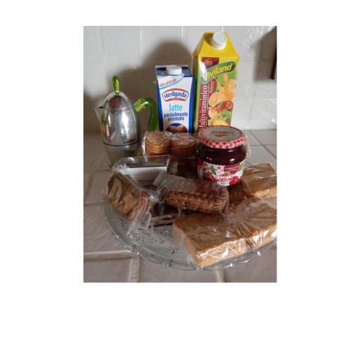 een toonbank met een schaal vol gebak en andere etenswaren bij Risveglio sull'Etna in Belpasso
