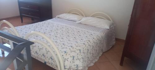 - un petit lit dans une chambre avec 2 oreillers dans l'établissement Agriturismo Borgo Nuovo Sant'Agata dei Goti, à Migliara