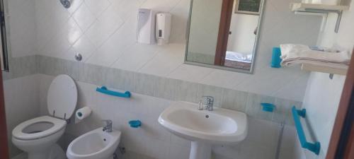 La salle de bains blanche est pourvue de toilettes et d'un lavabo. dans l'établissement Agriturismo Borgo Nuovo Sant'Agata dei Goti, à Migliara