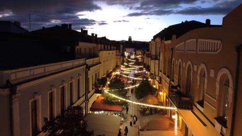 eine Stadtstraße mit Weihnachtsbäumen und Lichtern in der Unterkunft Friendly Hotel in Tbilisi City