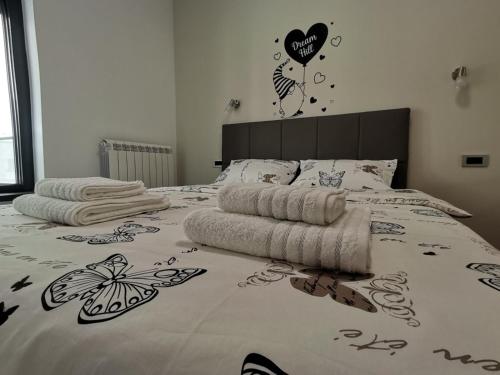 un letto con copriletto e farfalle sopra di Hill Dreams Lux a Belgrado