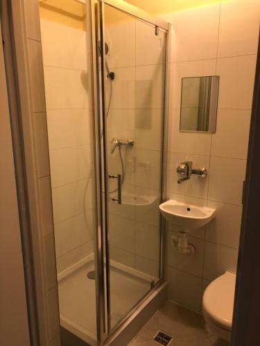 クラクフにあるPIRANIAのバスルーム(シャワー、洗面台、トイレ付)