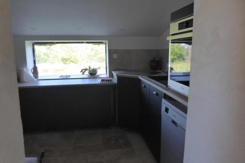uma cozinha com um lavatório e uma janela em Saint Laurent em Portes-en-Valdaine