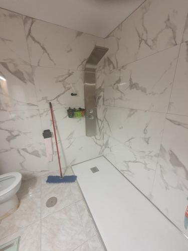 La salle de bains est pourvue de toilettes et d'une brosse à laver. dans l'établissement Puerto Tomas Maestre, à San Javier