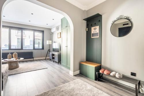 Postel nebo postele na pokoji v ubytování sevim suites Nişantaşı