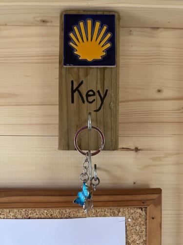a key hanging on a wall with a key chain at Ontwaken tussen de paarden in Helen-Bos