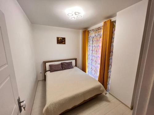 Habitación pequeña con cama y ventana en 2 rooms apartment Airy & Bright Relax, en Iaşi