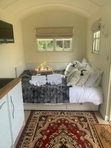 Un dormitorio con una cama grande y una mesa. en The City Hut en Bath