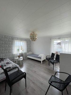 sala de estar con cama y sofá en Ödeshög Modernt och stilfullt B&B, en Ödeshög