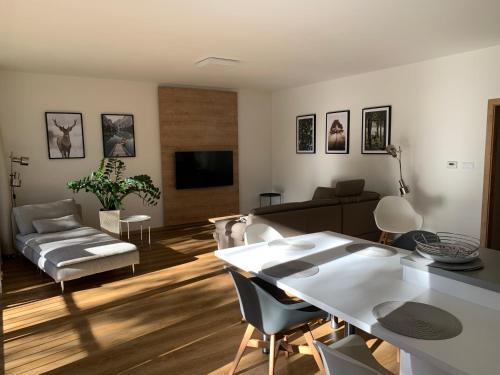 sala de estar con sofá y mesa en Lipno Port Apartment C101 en Lipno nad Vltavou
