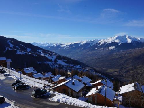 a ski resort with snow covered buildings and mountains at Charmant appartement 4 pièces, 8 pers, balcon sud, proche pistes, animaux acceptés! - FR-1-411-456 in Landry
