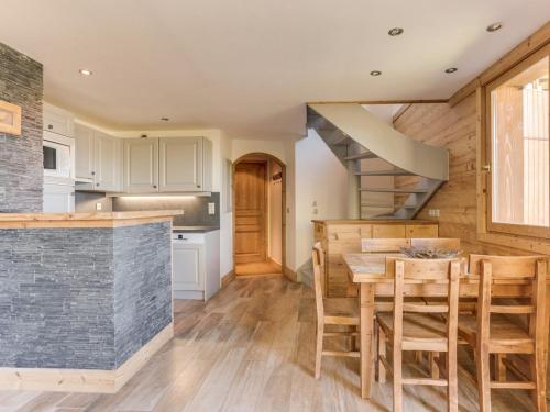 une cuisine et une salle à manger avec une table et des chaises dans l'établissement Charmant duplex 4 pièces, 7 pers, Méribel, pied des pistes, balcon, garage, WiFi - FR-1-411-511, à Les Allues
