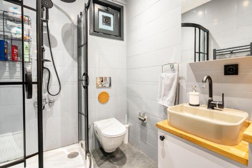ein Bad mit einer Dusche, einem Waschbecken und einem WC in der Unterkunft SVM suites Nişantaşı in Istanbul