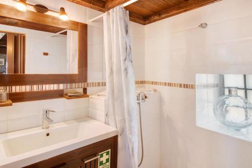 bagno con lavandino e doccia di Villa Montemar a Calheta