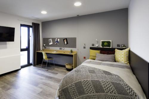 Cosy Ensuite Bedrooms at Aspen House in Dublin في دبلن: غرفة نوم فيها سرير ومكتب