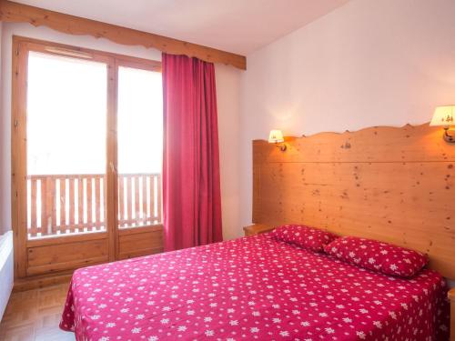 a bedroom with a bed and a large window at Appartement Puy-Saint-Vincent, 4 pièces, 8 personnes - FR-1-504-33 in Puy-Saint-Vincent