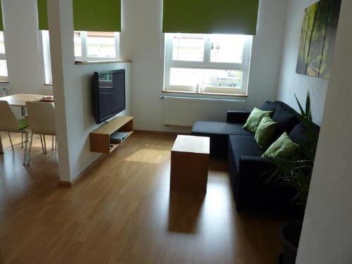 a living room with a couch and a table at Ferienwohnung Willner in Kastl