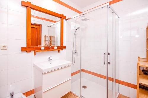 La salle de bains est pourvue d'une douche et d'un lavabo. dans l'établissement Villa Tropical Private Pool Capellania By Holidays Home, à La Oliva