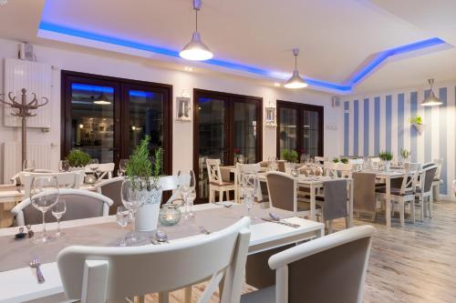 Reštaurácia alebo iné gastronomické zariadenie v ubytovaní Villa Puerto
