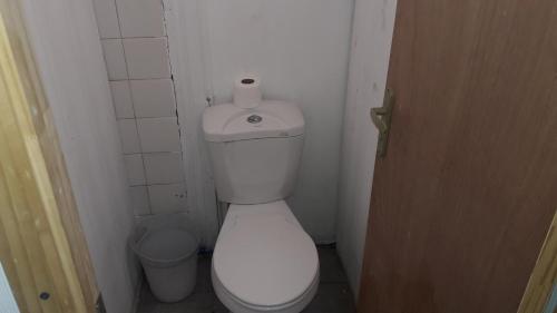 a bathroom with a toilet with a roll of toilet paper on it at Hostería Residencial Santa Rosa in Los Andes