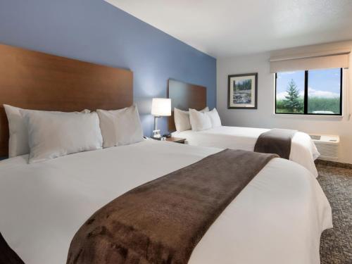 um quarto de hotel com duas camas e duas janelas em My Place Hotel-Fargo, ND em Fargo