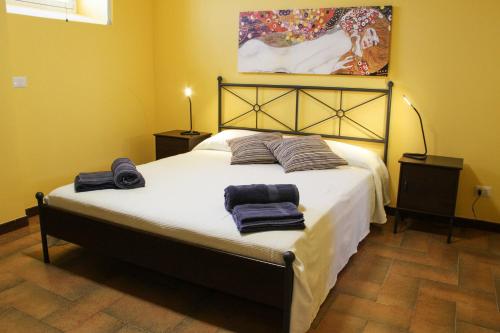 sypialnia z łóżkiem z dwoma ręcznikami w obiekcie Cefalù Sea House w Cefalù