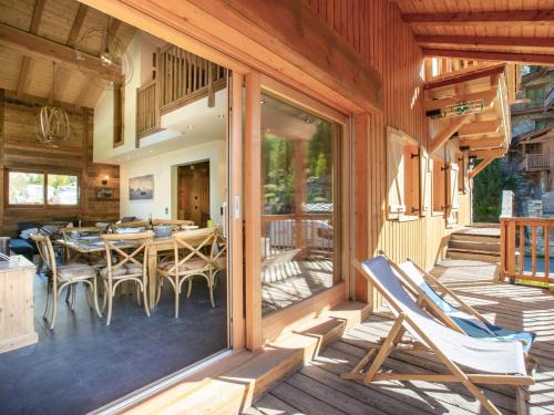 Appartement chalet de luxe à Val-d'Isère avec garage, balcon et wifi, à proximité des pistes